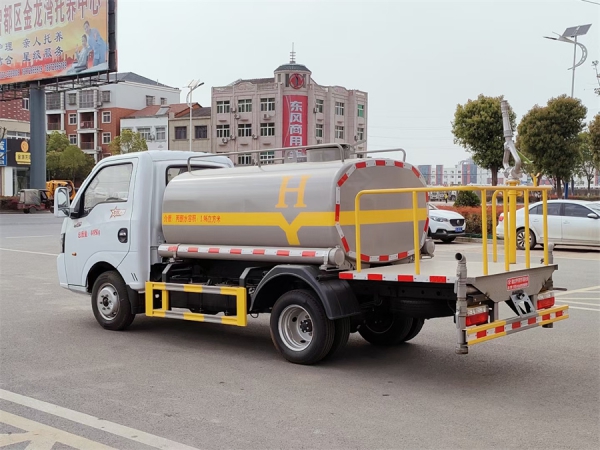 東風途逸2方藍牌灑水車